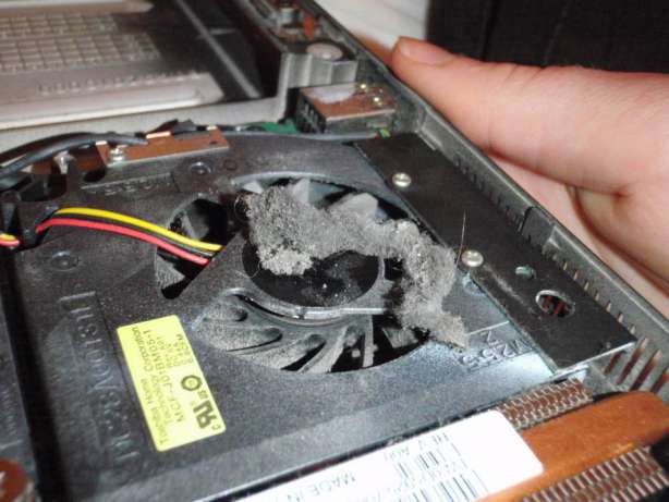 curatare laptop de praf