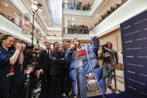 GIGI HADID TOGETHERTOUR PA AMS 2017