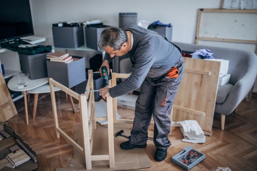Distribuitor feronerie mobilier: parteneriatul tehnic