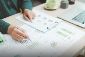 Standardizarea BOM-ului de feronerie: cum reduci numărul de SKU-uri în producția serializată de mobilier